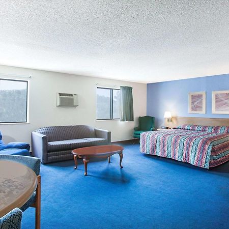 Super 8 By Wyndham Hot Springs Exterior foto