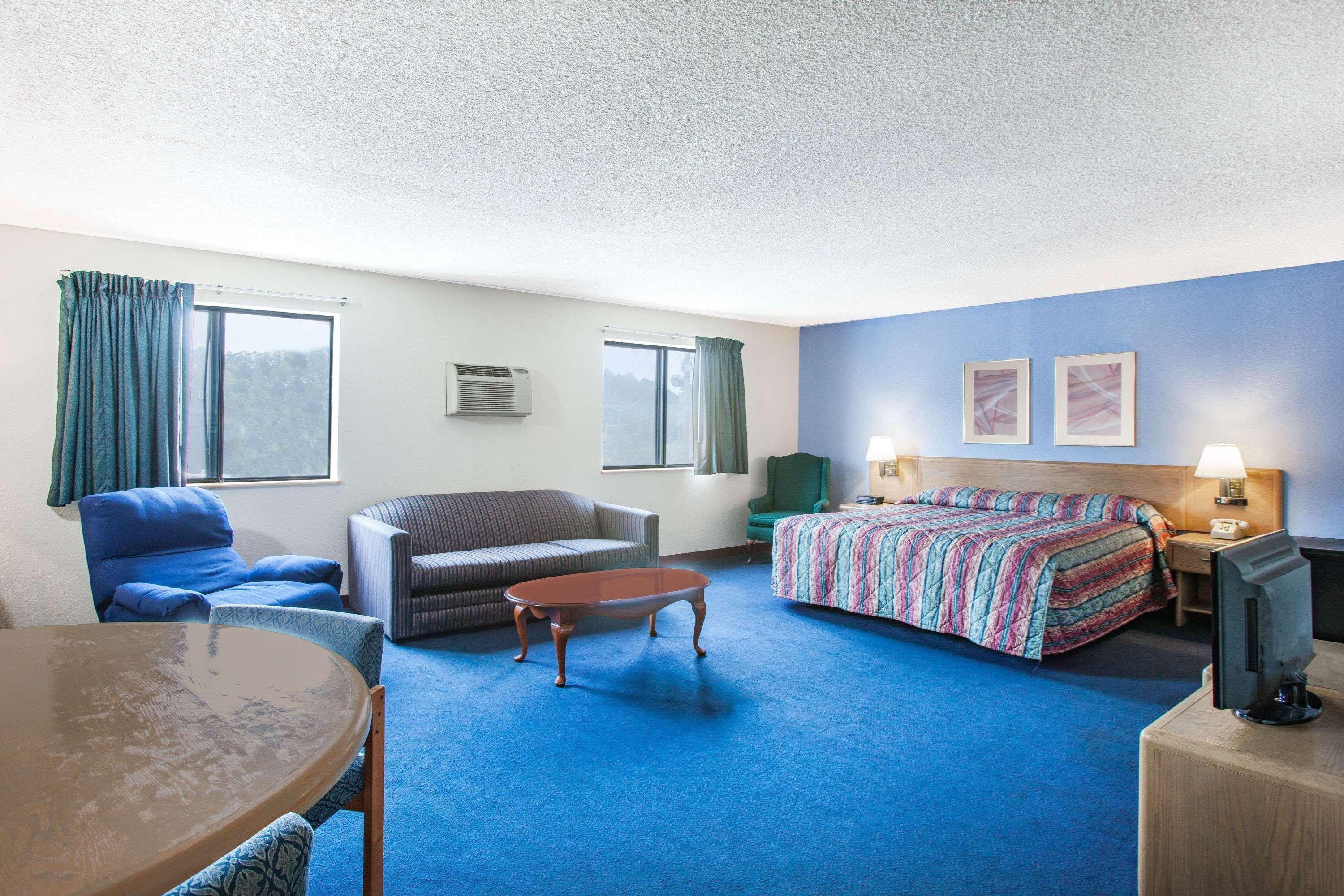 Super 8 By Wyndham Hot Springs Exterior foto