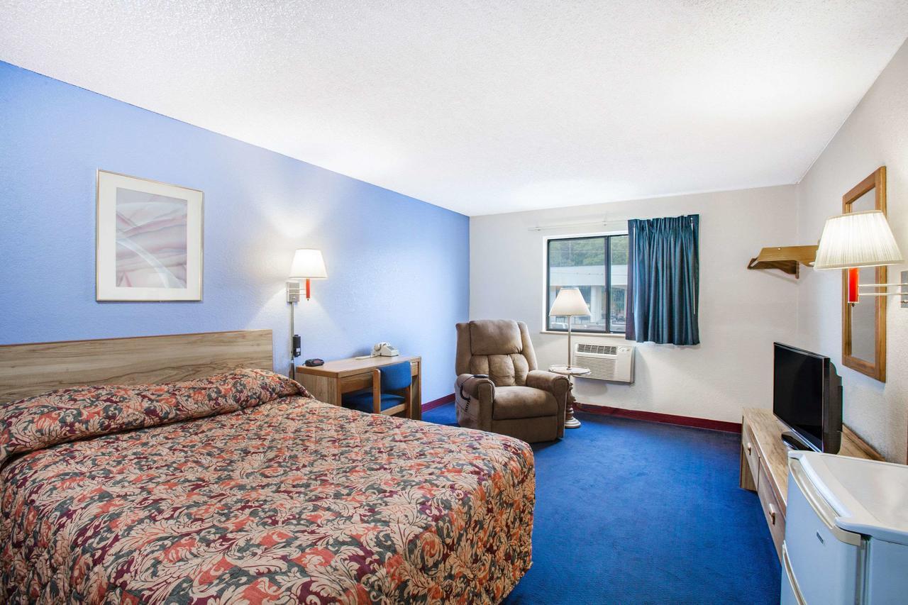 Super 8 By Wyndham Hot Springs Exterior foto